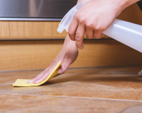 Como limpar o óleo que caiu no chão? Truque simples vai deixar o piso da cozinha sem sujeira!