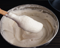 Uma chef confeiteira explica por que dominar o folding é essencial para bolos leves e bem estruturados