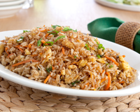 Essa receita de arroz frito é tão simples que até quem não cozinha consegue acertar