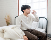 Muitos têm o hábito de beber água ao acordar, ainda em jejum, mas especialistas revelam o que isso faz com o corpo