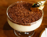 Pavetone com camada cremosa e chocolate por cima