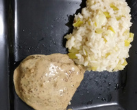 Filé mignon ao molho de mostarda com risoto de alho-poró