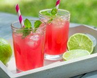 Pink Lemonade: aprenda a fazer essa bebida refrescante de 3 modos diferentes