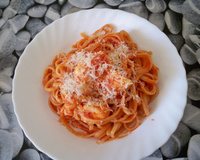 Espaguete ao molho de tomate com mussarela