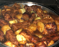 Costelinha de porco com creme de cebola