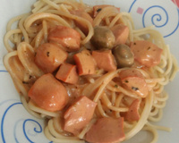 Macarrão com salsicha e creme de leite