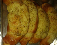 Pão recheado com queijo, presunto, tomate e orégano