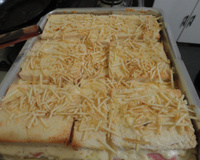 Torta de pão de forma no forno.