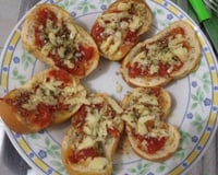 Bruschetta de tomate com manjericão