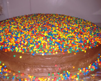 Bolo de chocolate com mousse de maracujá e cobertura de chocolate