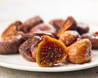 Na minha cidade eles sempre foram chamados de "chocolate dos pobres", mas são essenciais no meu café da manhã e nas minhas saladas