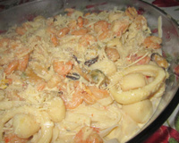 Talharim com frutos do mar e molho branco