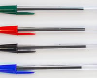 O pequeno furo na ponta da tampa da caneta Bic não é só um detalhe: ele pode salvar vidas
