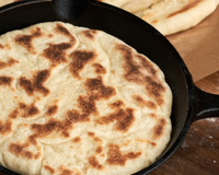 Pãozinho de frigideira com 2 ingredientes e pronto em 10 minutos: receita perfeita para o café da manhã de domingo!
