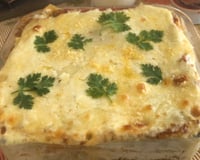 Lasanha com carne moída e molho branco