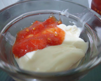 Sorvete de creme simples com calda de goiaba