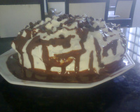 Bolo de chocolate com cobertura de marshmallow