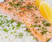 Salmão ao molho de alecrim com risoto à piemontese