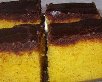 Bolo de cenoura com calda de chocolate