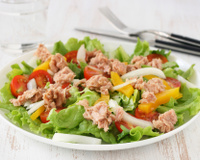Salada quente de vegetais e atum