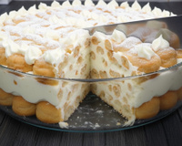 Nem bolo, nem pudim: agora só faço essa torta com camadas crocantes, chocolate branco e muito creme