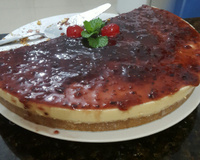 Cheesecake com calda de frutas vermelhas