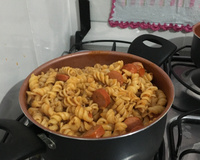 O suculento macarrão com salsicha