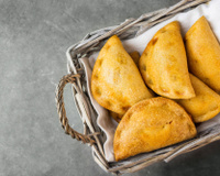 Sem fritar, é só adicionar farinha na água fervente: veja como preparar um pastel de forno delicioso e prático