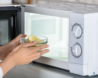 Como tirar o cheiro ruim do micro-ondas: truque simples e eficaz