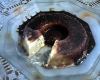 Sorvete de leite condensado com calda de chocolate