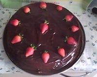Bolo de chocolate com morango super fácil