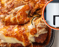 O almoço de domingo perfeito é essa parmegiana de frango na airfryer muito fácil de fazer