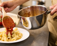 Eu preparei macarrão na panela de pressão pela primeira vez e fiquei surpreso, economizei muito tempo