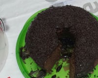 Bolo de chocolate de microondas com calda de falso brigadeiro