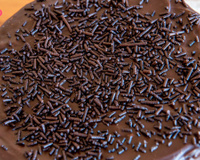 Bolo de aniversário fácil, chocolatudo, suculento e bem molhadinho: é a melhor receita, todo mundo me pede pra fazer!