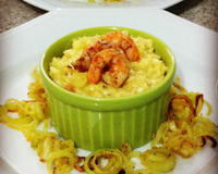 Risoto de camarão com alho poró crocante