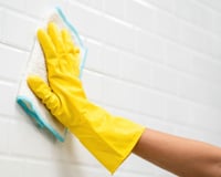 Pare de sofrer na faxina: 3 dicas infalíveis para acabar com o azulejo encardido da cozinha