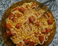 Macarrão com salsicha criativo