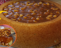 Aqui em casa já é Festa Junina e o bolo da semana é de amendoim com cobertura de pé de moleque cremoso: fica muito bom!