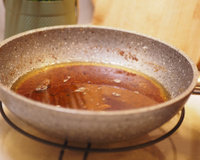 Sem sujeira e sem bagunça: o truque com um ingrediente para limpar e reaproveitar o óleo usado