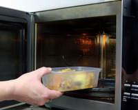 Os perigos de aquecer comida em recipiente de plástico mesmo sem BPA