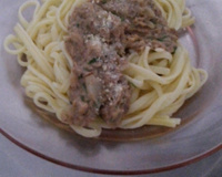 Linguini ao molho de atum e salsa desidratada