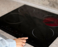 O fogão de indução esconde um problema que poucos sabem como resolver: o que fazer quando a panela gruda no vidro?