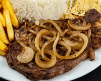 O melhor corte de carne para bife acebolado, segundo açougueiros experientes e chefs de restaurantes
