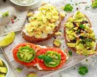 Receita de ovos mexidos cremosos e ricos em proteínas: variações com tomate, abacate, queijo, bacon e leite