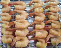 Espetos de camarão na brasa