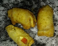 Enrolado de salsicha na massa de pastel