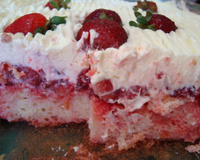 Bolo de morangos na travessa