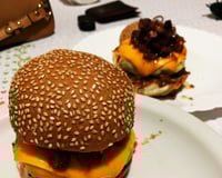 Hambúrguer com geleia de bacon