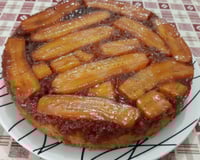 Bolo invertido de banana caramelada de liquidificador